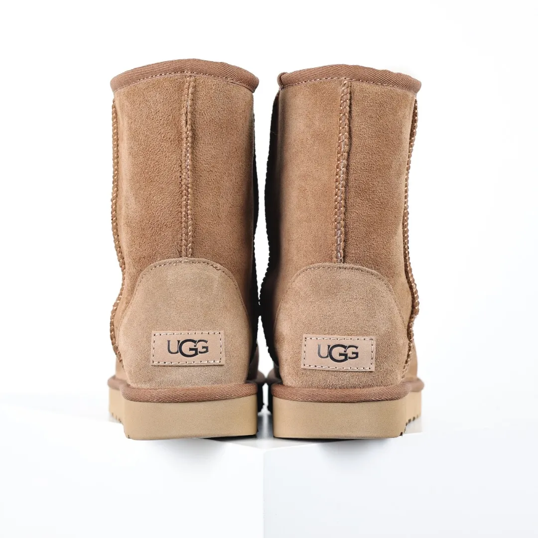 Pick up locally 💰600 Core recommended good price Cashmere insoles are a very suitable choice for keeping warm in winter and at home. In the new year, uug launched a series of styles, which are partially geared towards the preferences of young consumers and have also moved to the forefront of fashion trends. Shoe body material Water-repellent coated suede upper 17mm UGGPURE™ implanted wool insole Lightweight non-slip comfortable rubber outsole With brand LOGO Trademark Comes with a full set of packaging Size: 35 36 37 38 39 40